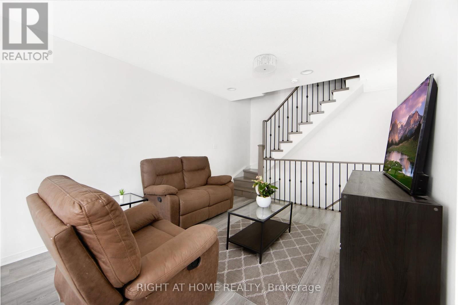 302 - 19 ROSEBANK DRIVE Image 2