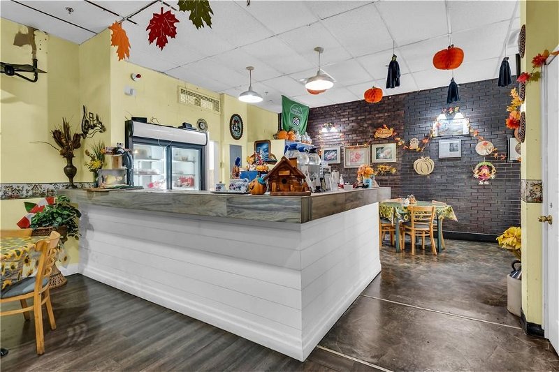 Image #1 of Restaurant for Sale at 209 Chestnut Street, Dunnville, Ontario