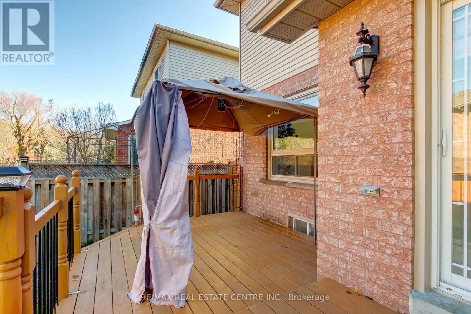 381 PICKERING CRESCENT Image 34