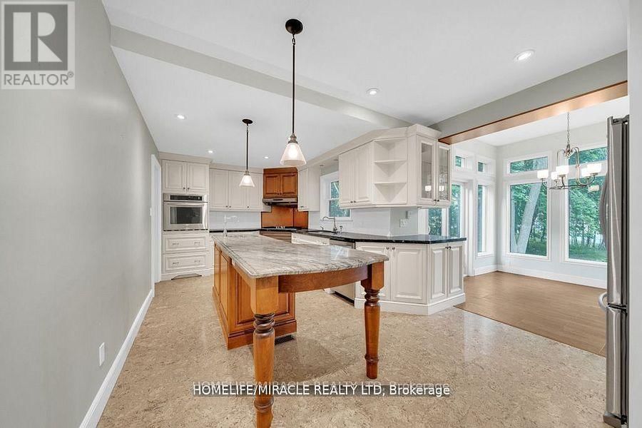 10 HOUGHTON BOULEVARD Image 12