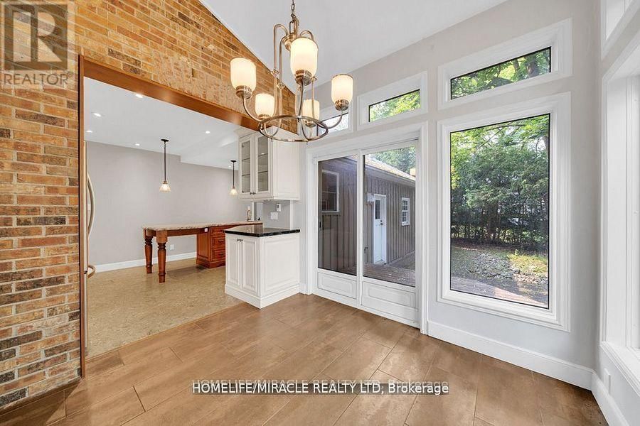 10 HOUGHTON BOULEVARD Image 15