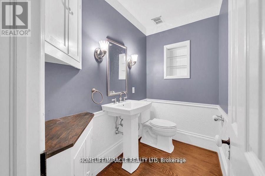 10 HOUGHTON BOULEVARD Image 19