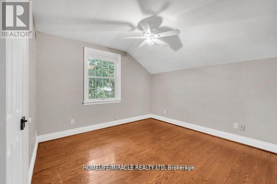 10 HOUGHTON BOULEVARD Image 25