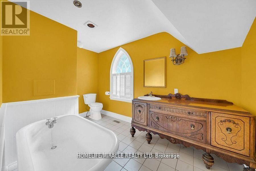10 HOUGHTON BOULEVARD Image 31