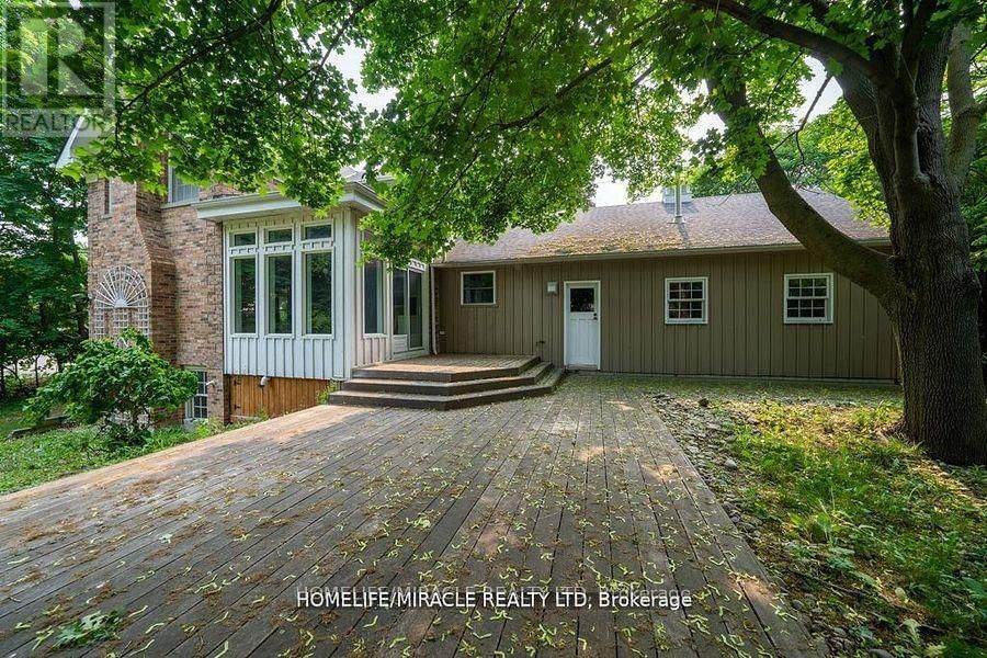 10 HOUGHTON BOULEVARD Image 34