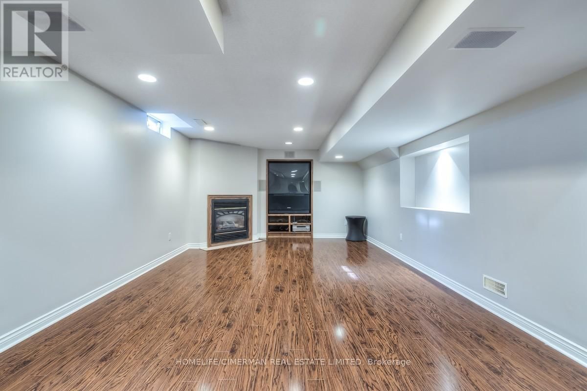 57 TREEGROVE CIRCLE Image 35