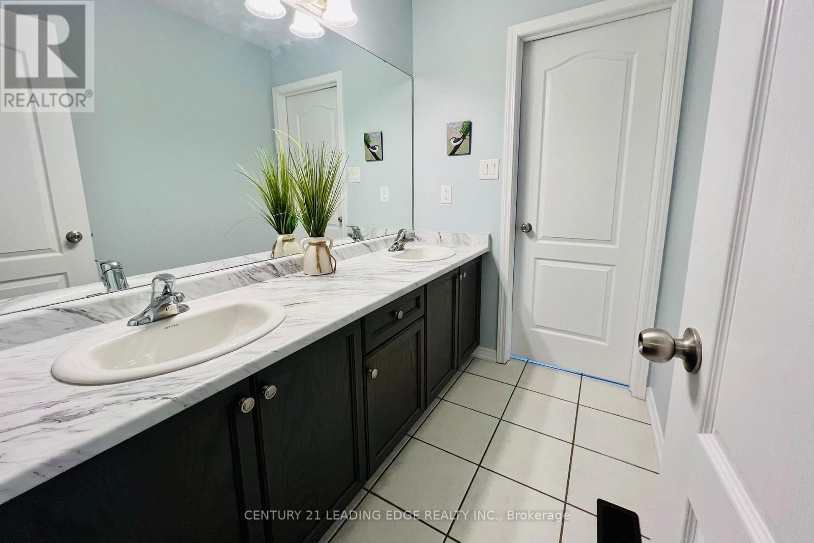 14 RENNIE STREET Image 32
