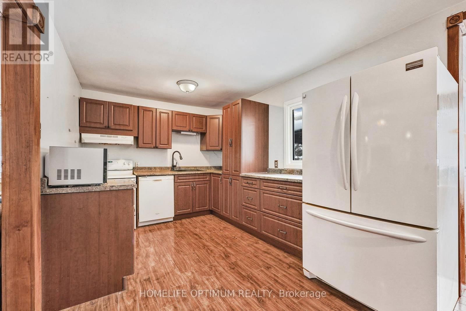 209 BARRIE STREET Image 9