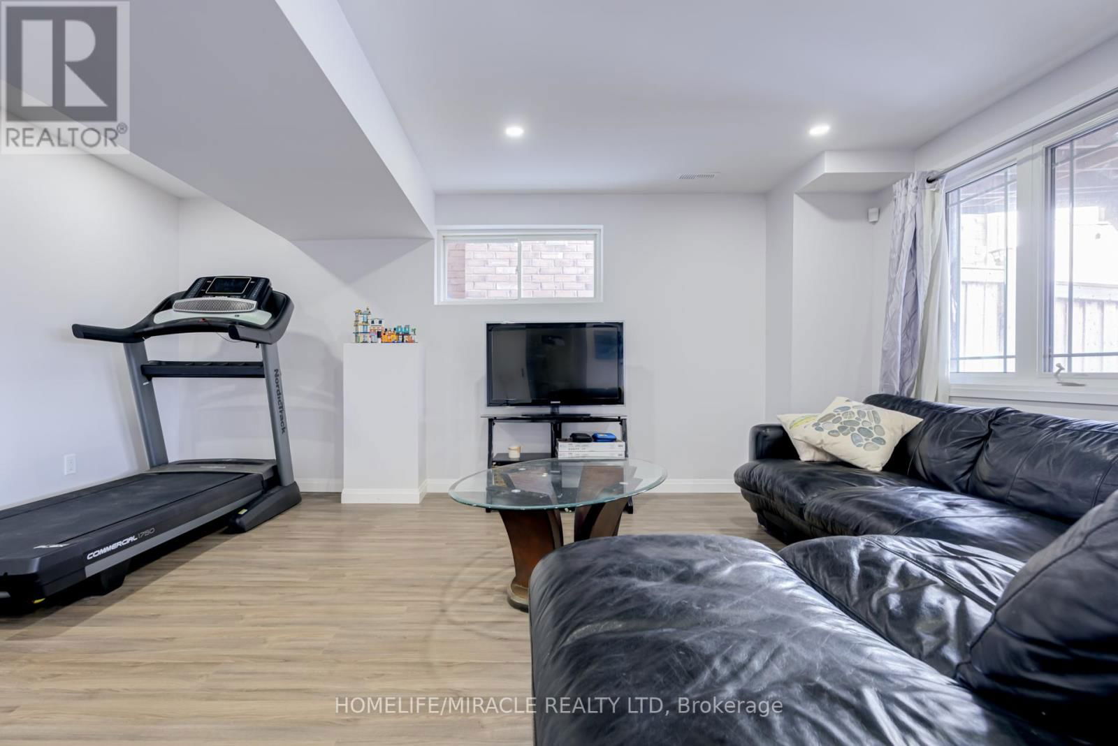 74 CAUTHERS CRESCENT Image 31