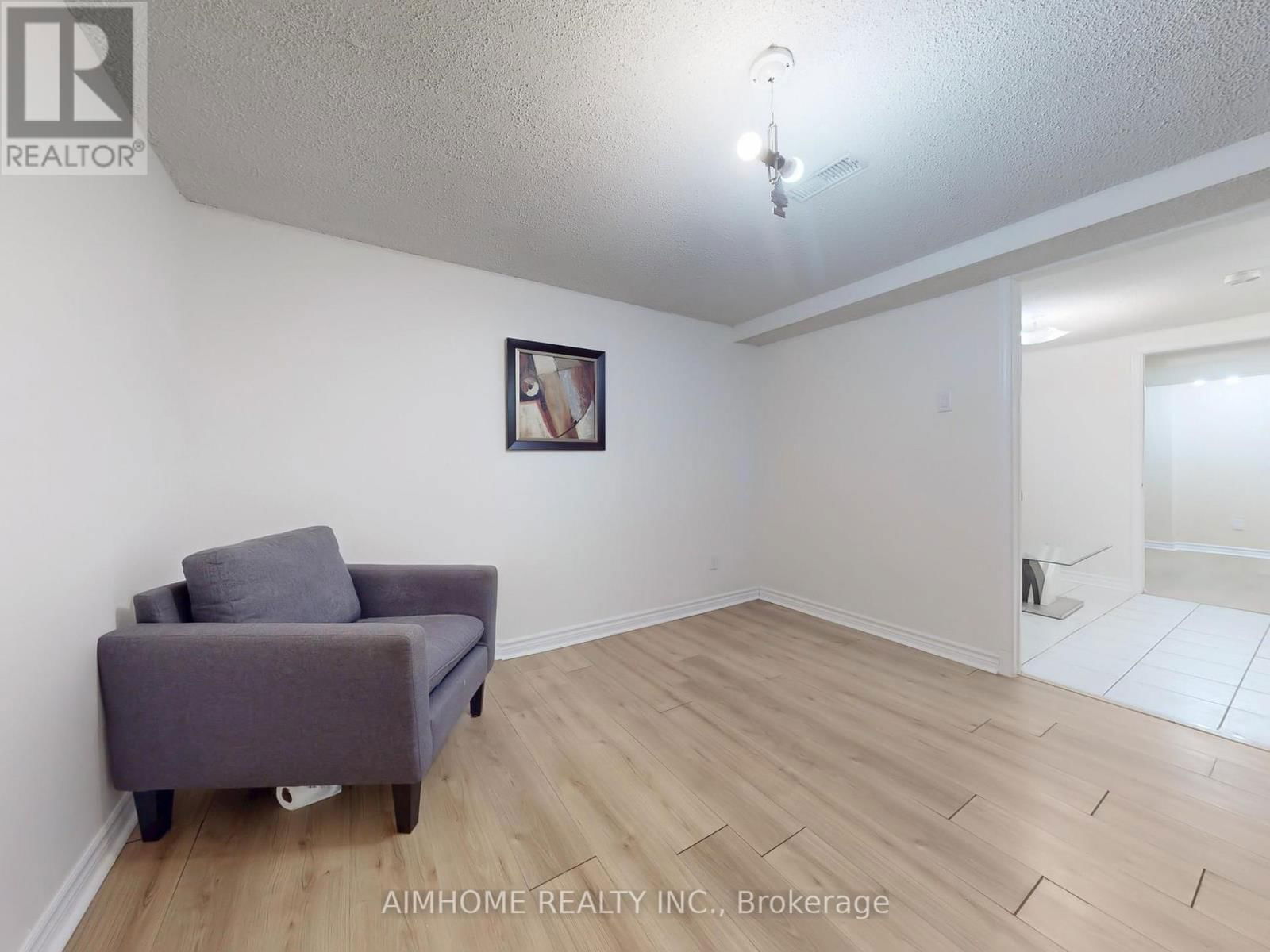 65 WESTHAMPTON DRIVE Image 22