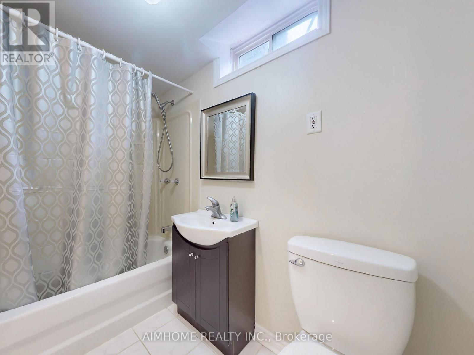 65 WESTHAMPTON DRIVE Image 24