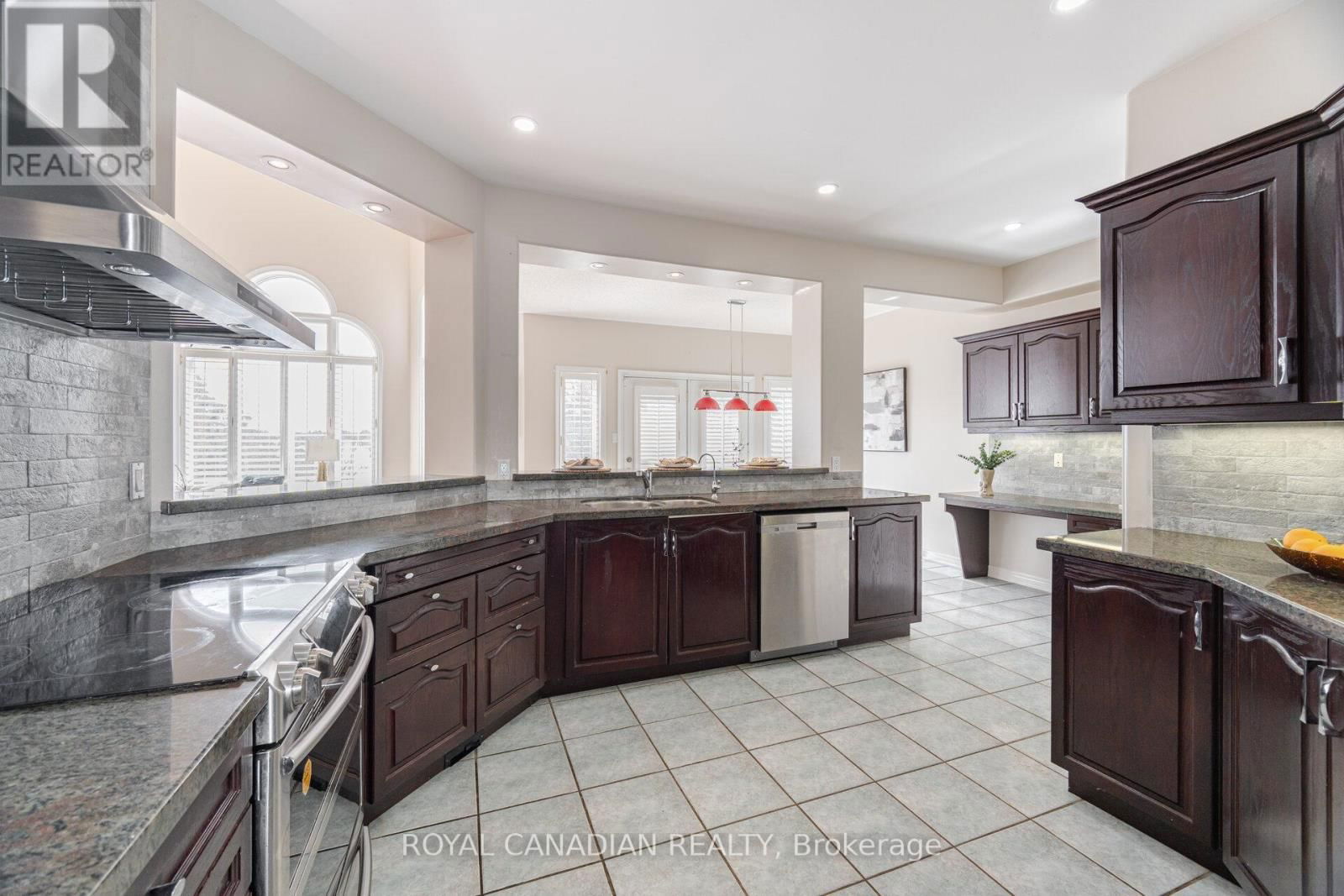 678 MADELINE HEIGHTS Image 18