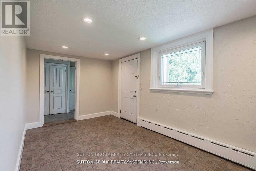 13284 BATHURST STREET Image 11