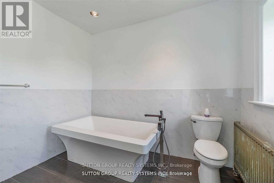13284 BATHURST STREET Image 21