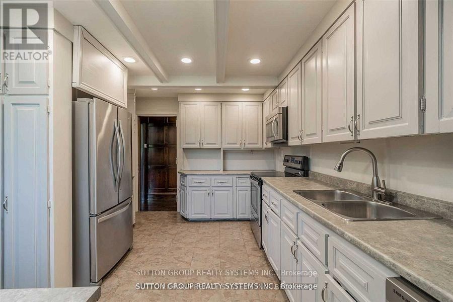 13284 BATHURST STREET Image 9