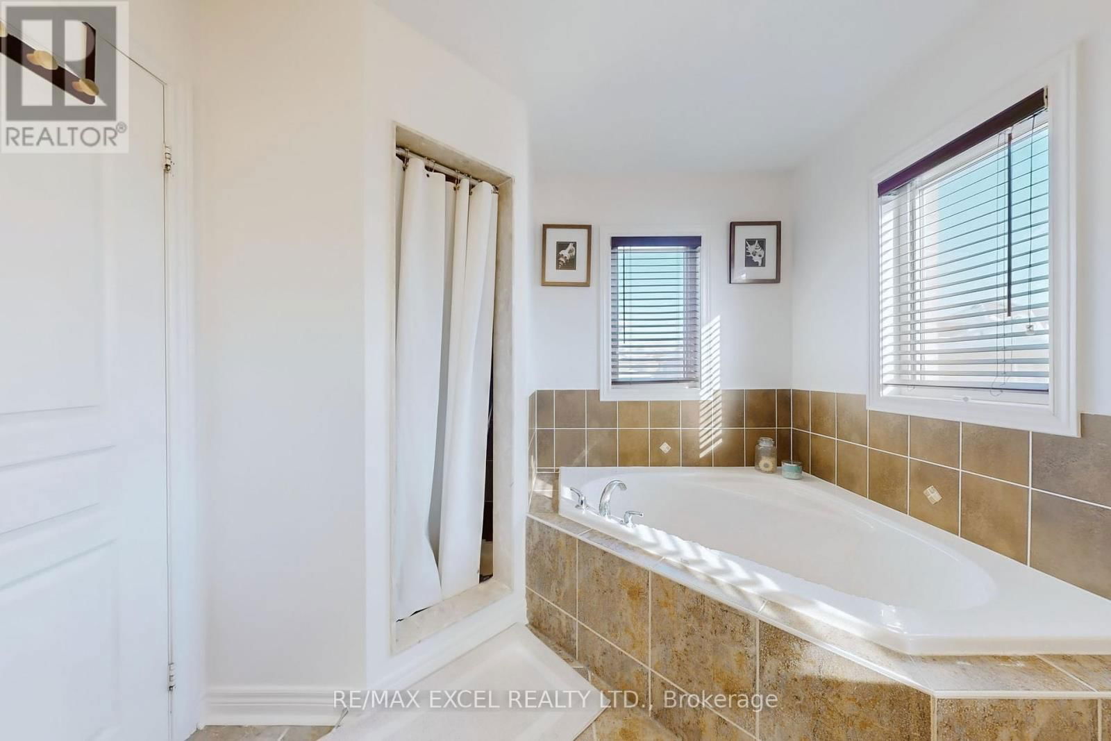 553 RIVERLANDS AVENUE Image 30