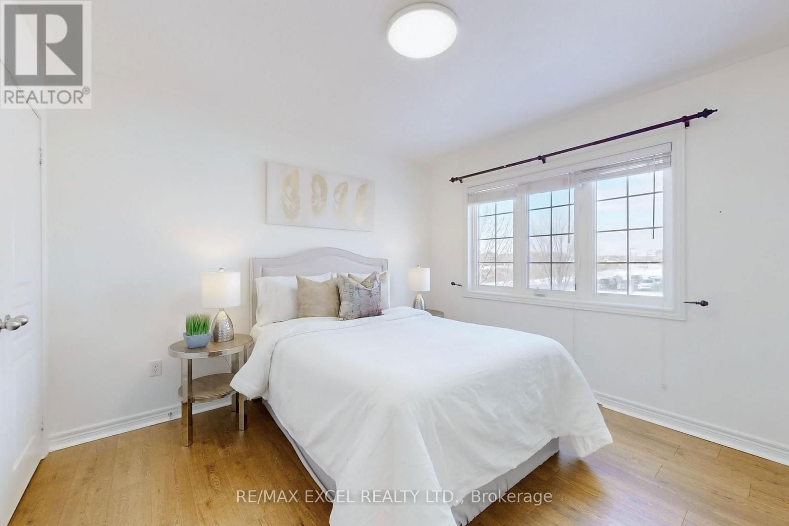 553 RIVERLANDS AVENUE Image 32