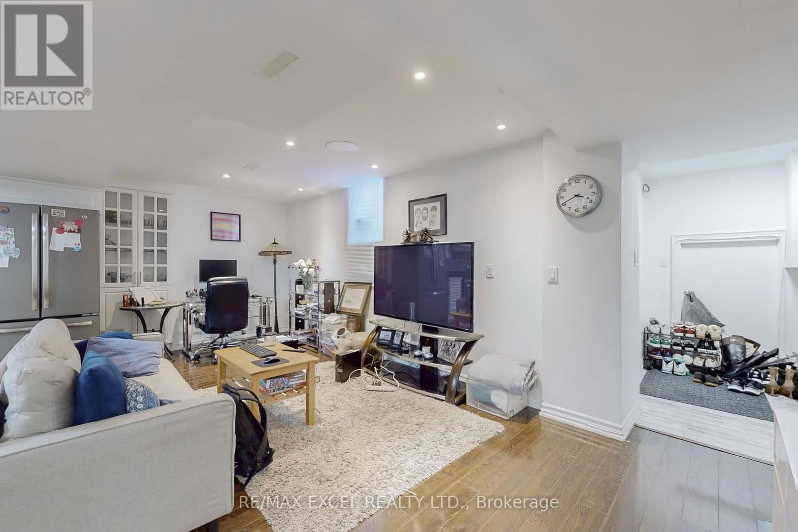 553 RIVERLANDS AVENUE Image 35