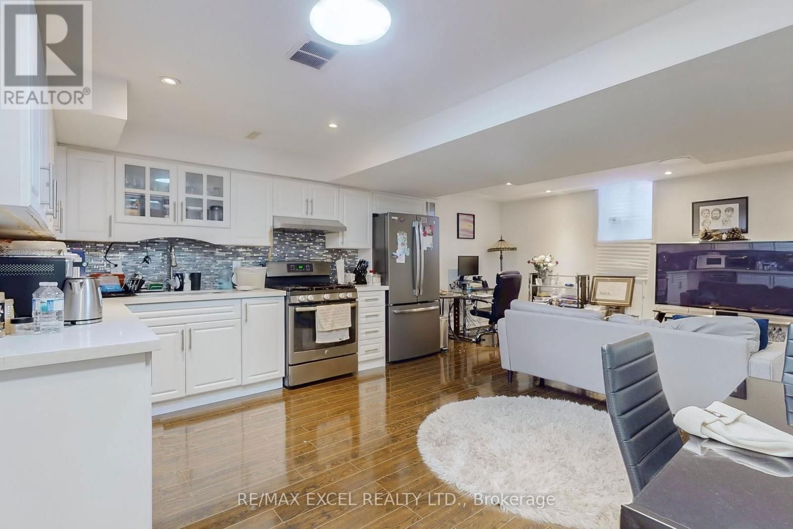 553 RIVERLANDS AVENUE Image 36