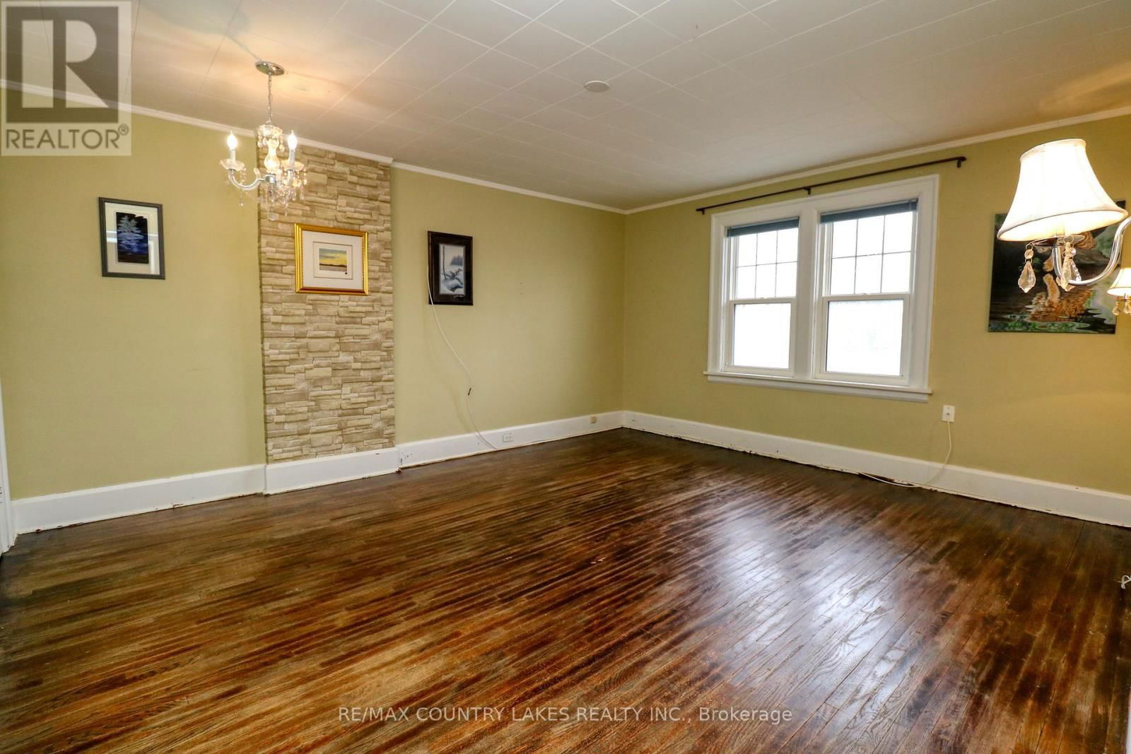 483 SIMCOE STREET Image 13