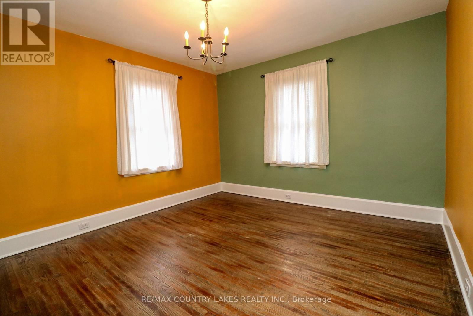 483 SIMCOE STREET Image 15