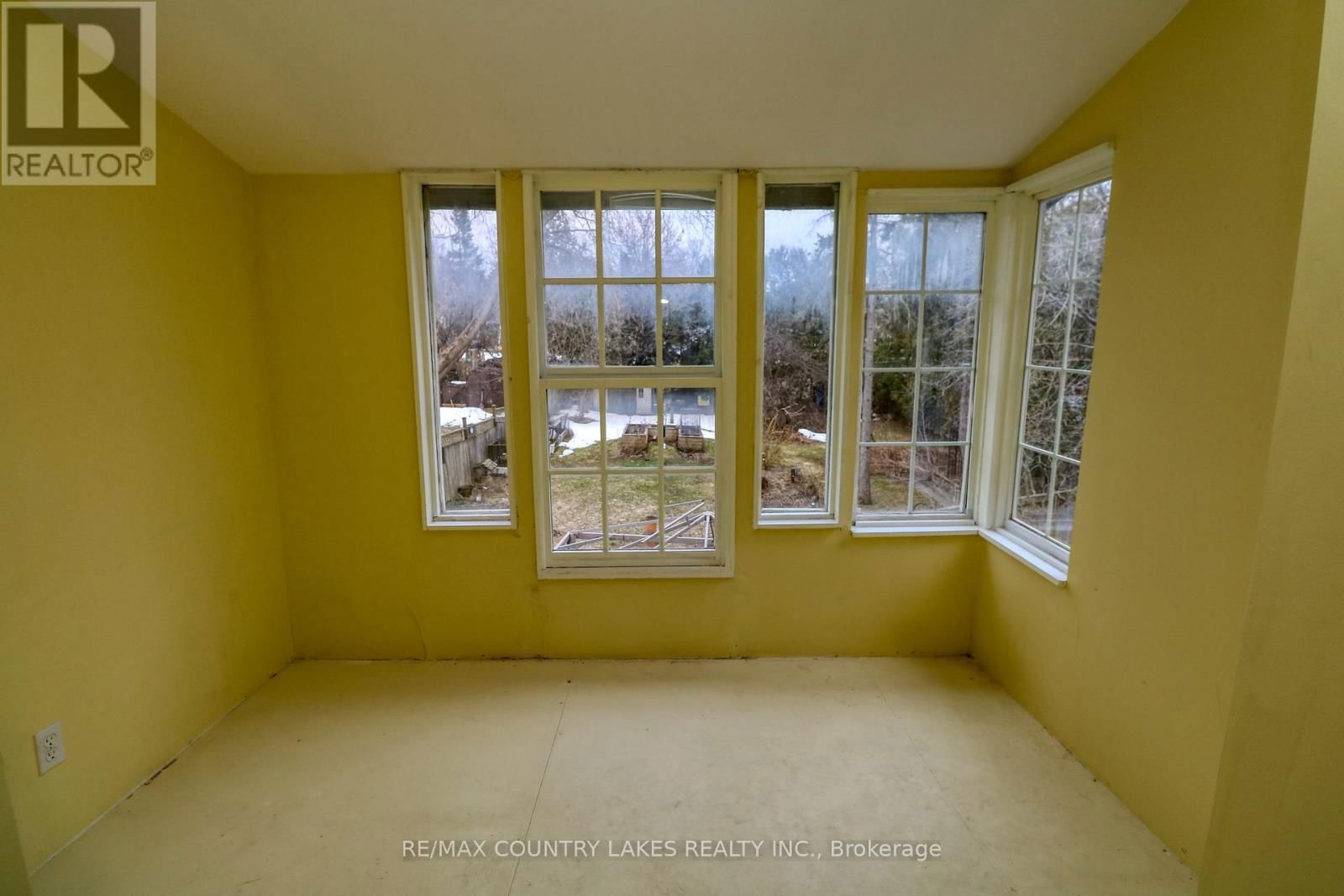 483 SIMCOE STREET Image 19