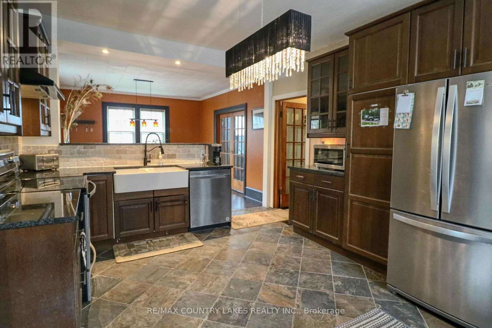 483 SIMCOE STREET Image 2