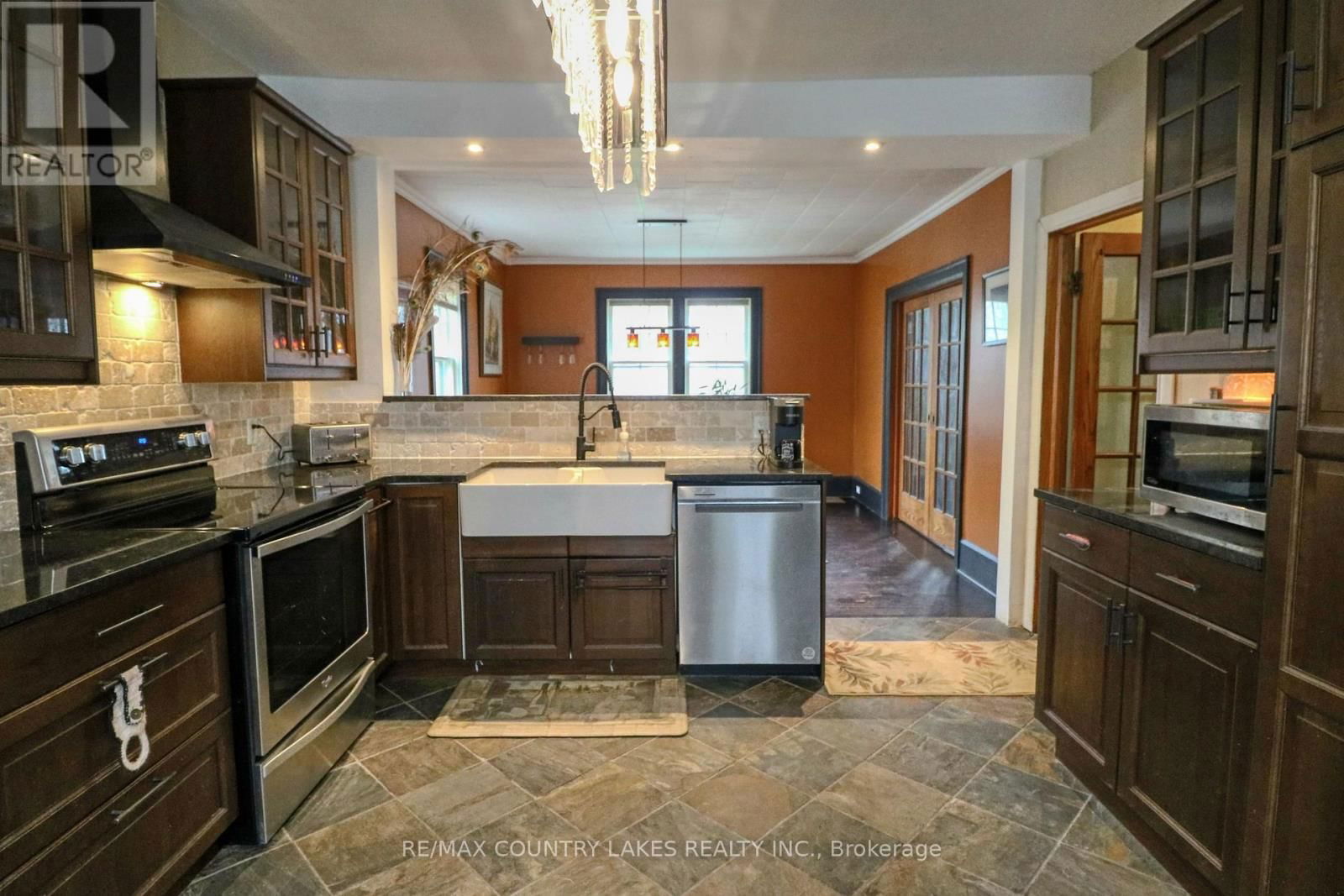 483 SIMCOE STREET Image 3
