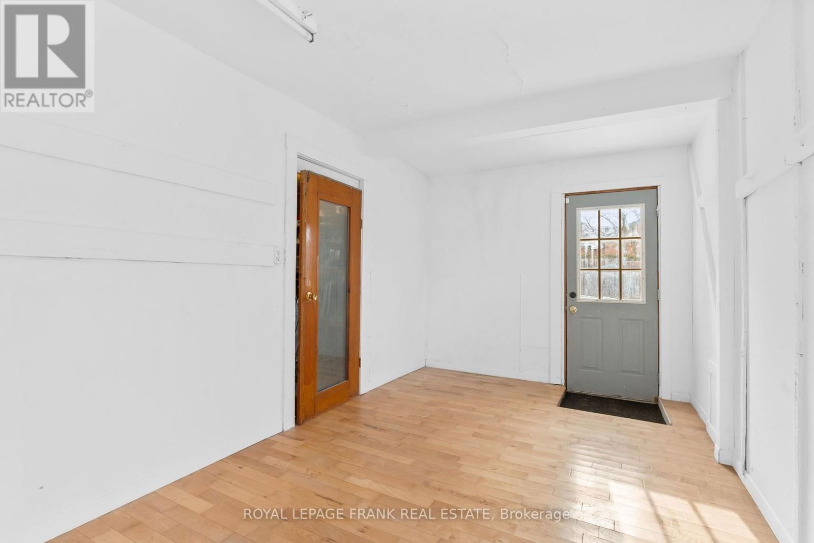 203 BROCK STREET WEST Image 33