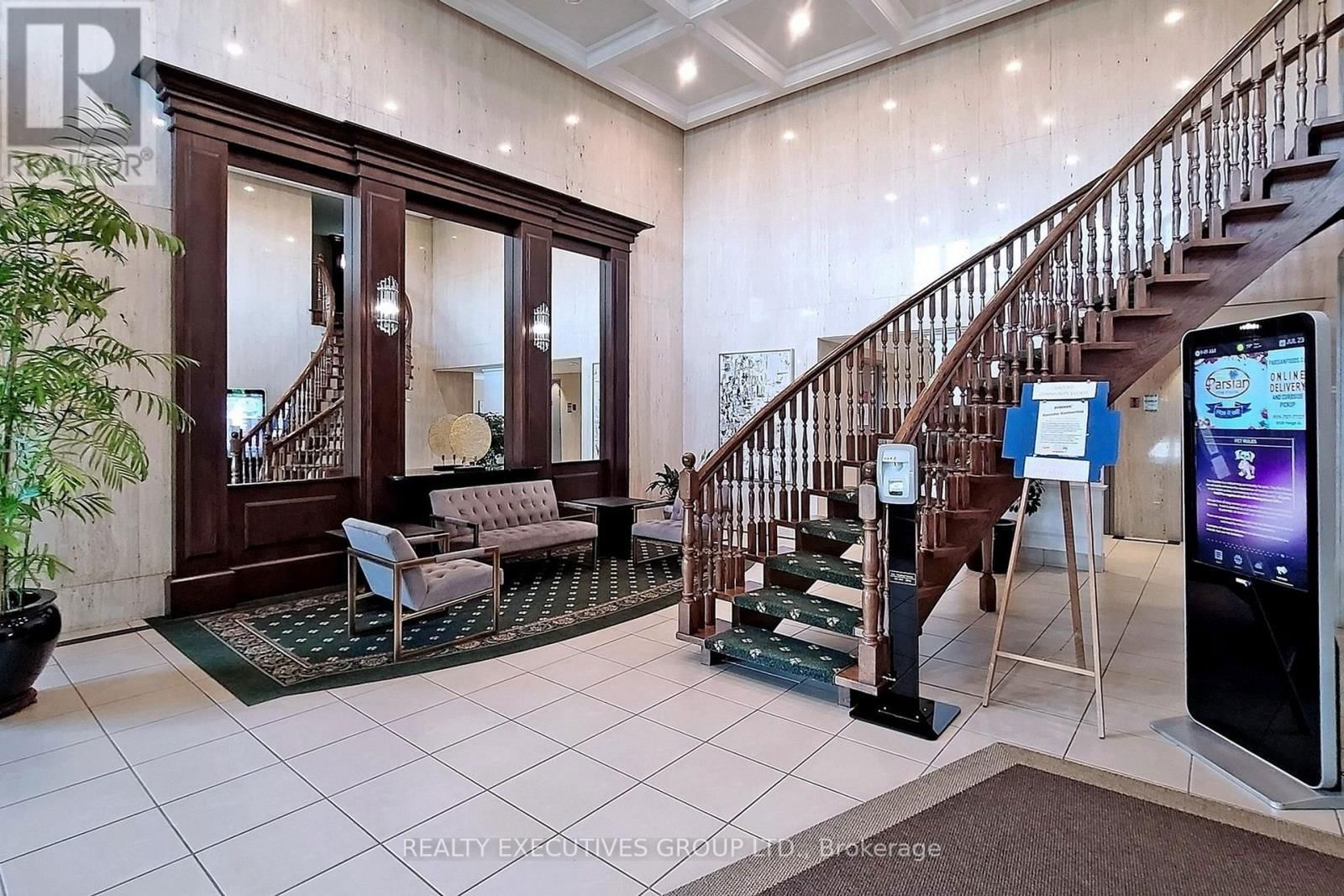 1702 - 8111 YONGE STREET Image 3
