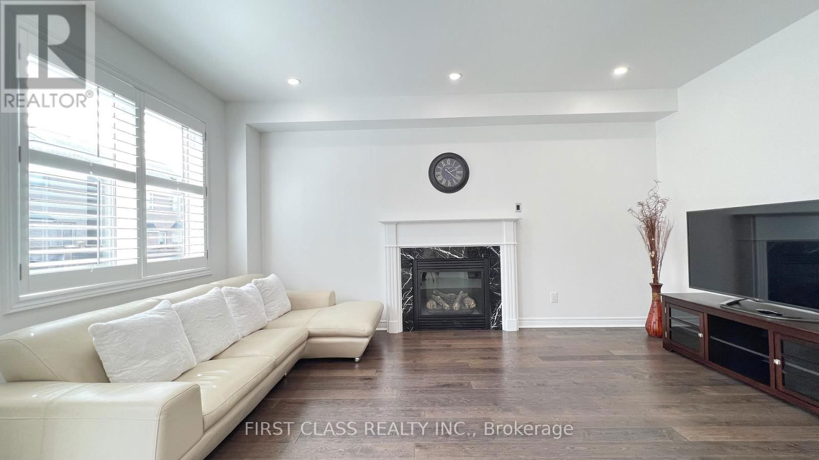 11 JAMES JOYCE DRIVE Image 15