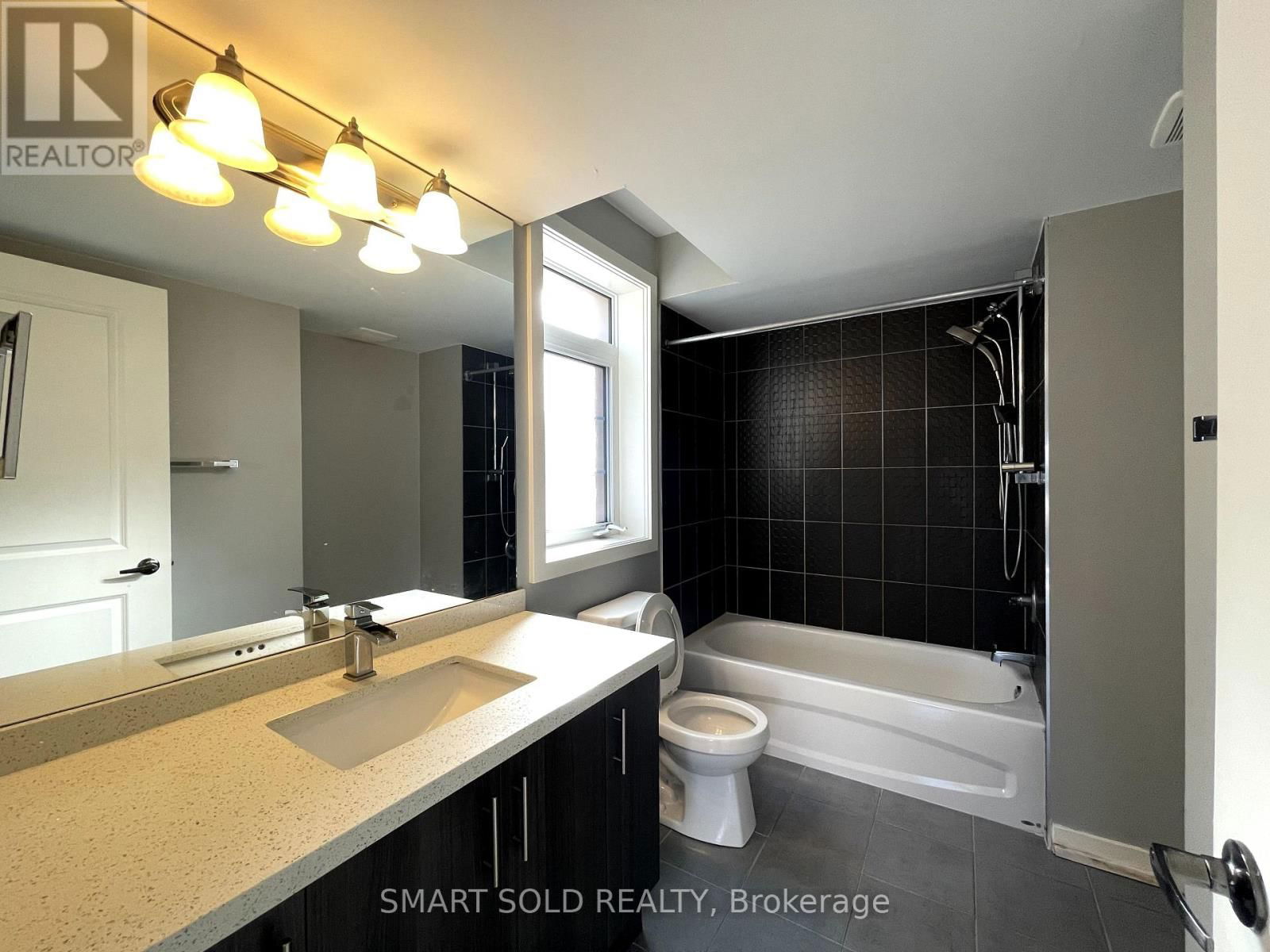 26 CORNERBANK CRESCENT Image 17