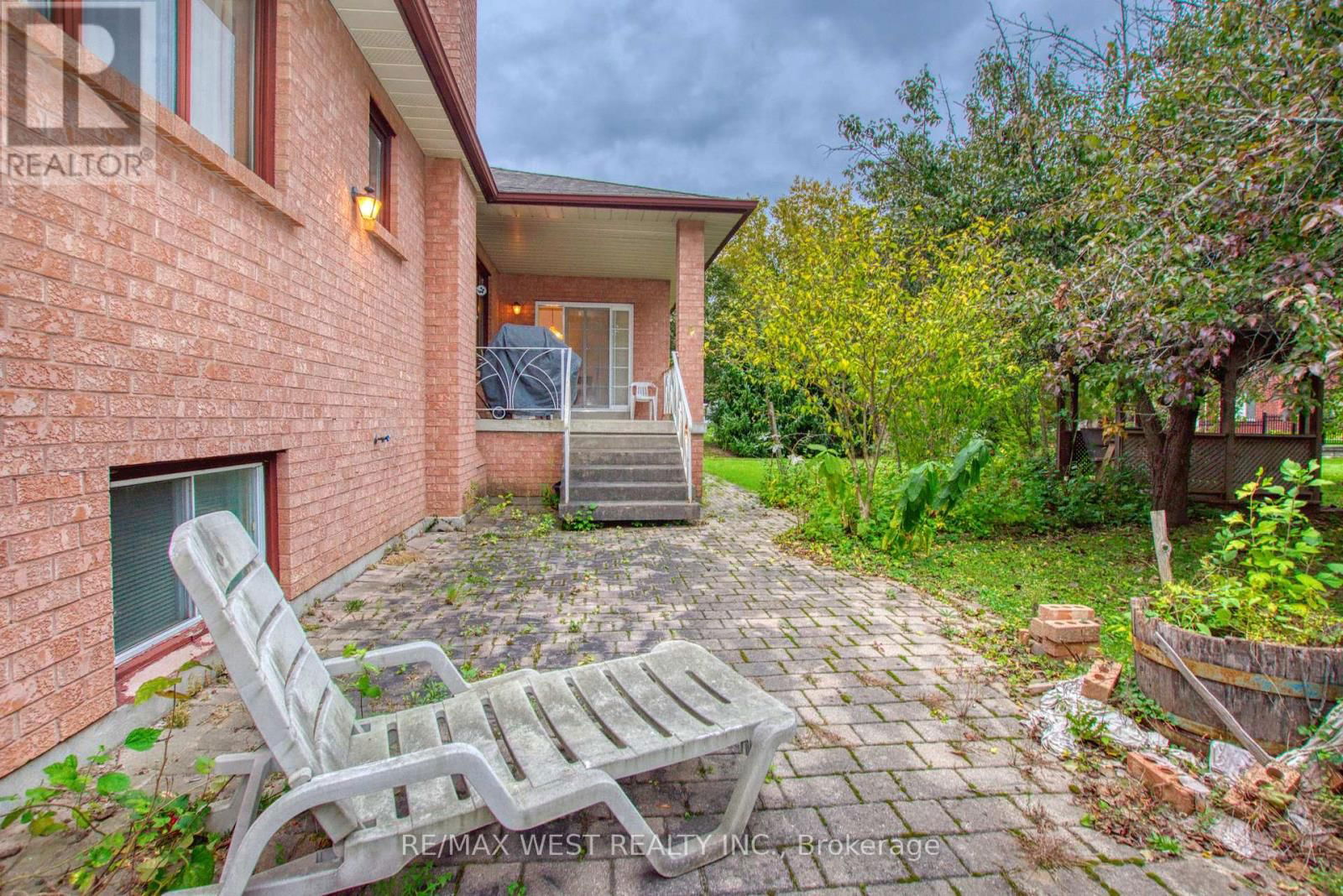 96 MAY AVENUE SOUTH Image 17
