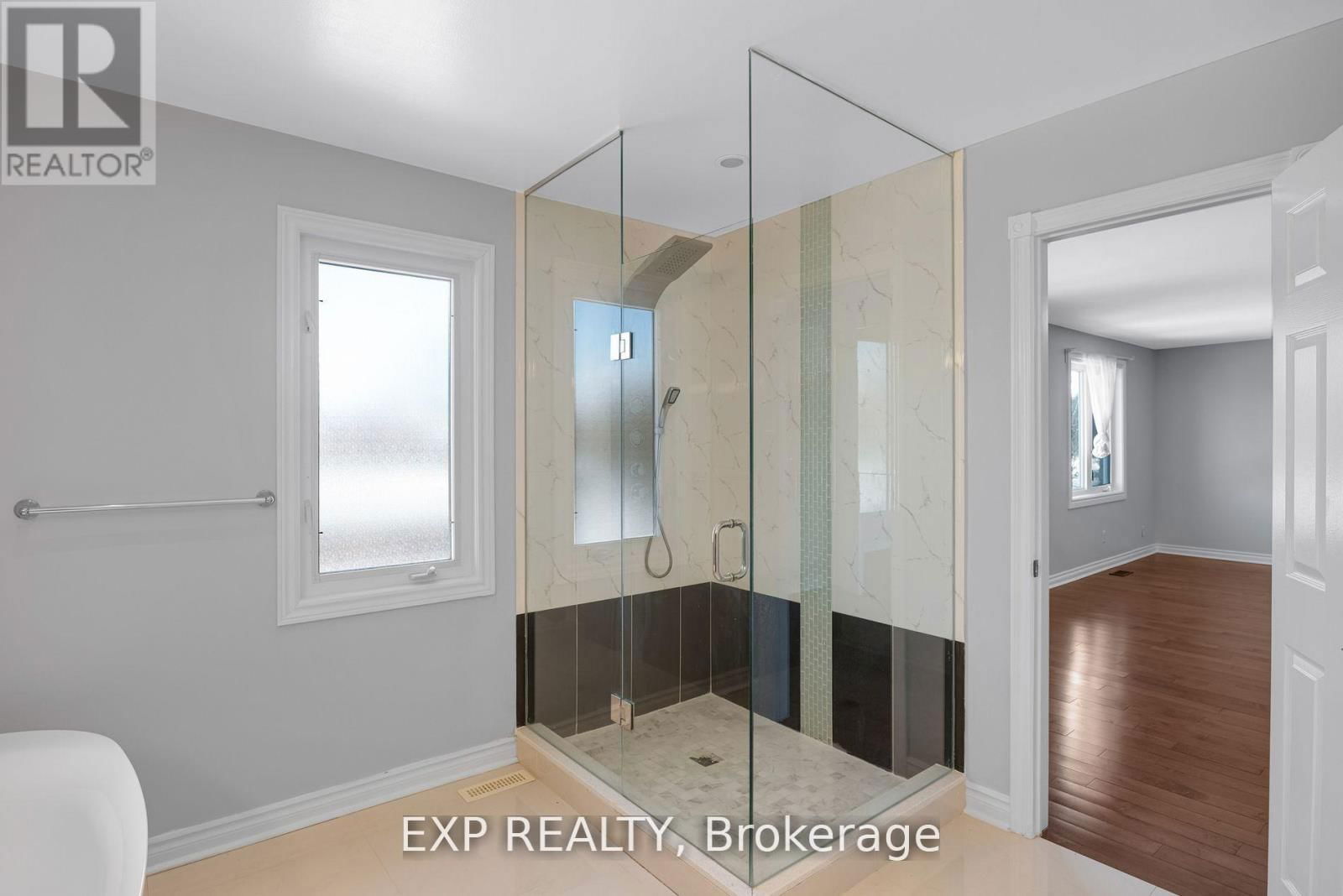 75 SOMERSET CRESCENT Image 34