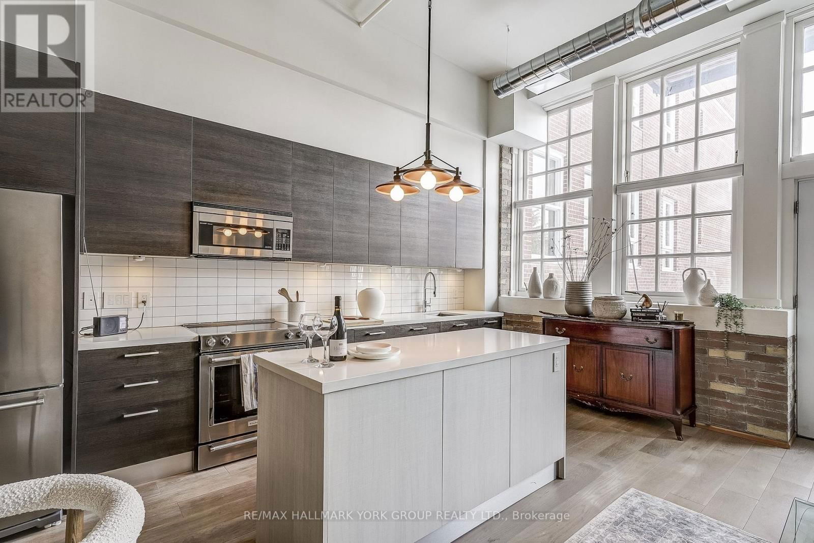 201 - 64 WELLS STREET Image 3