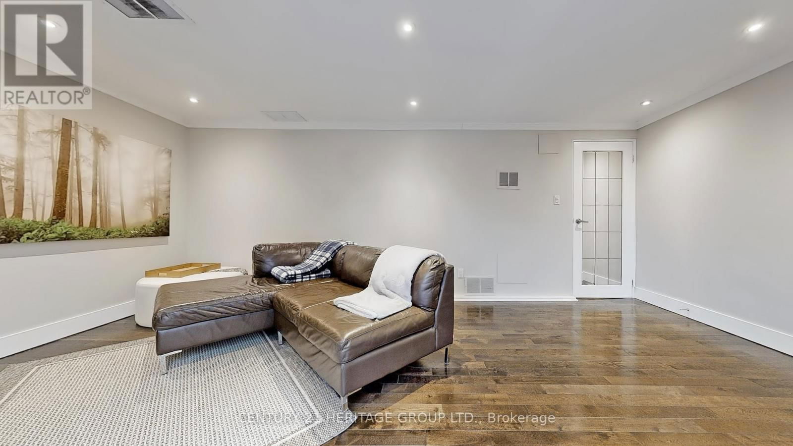 33 BRAMBLE WAY Image 40