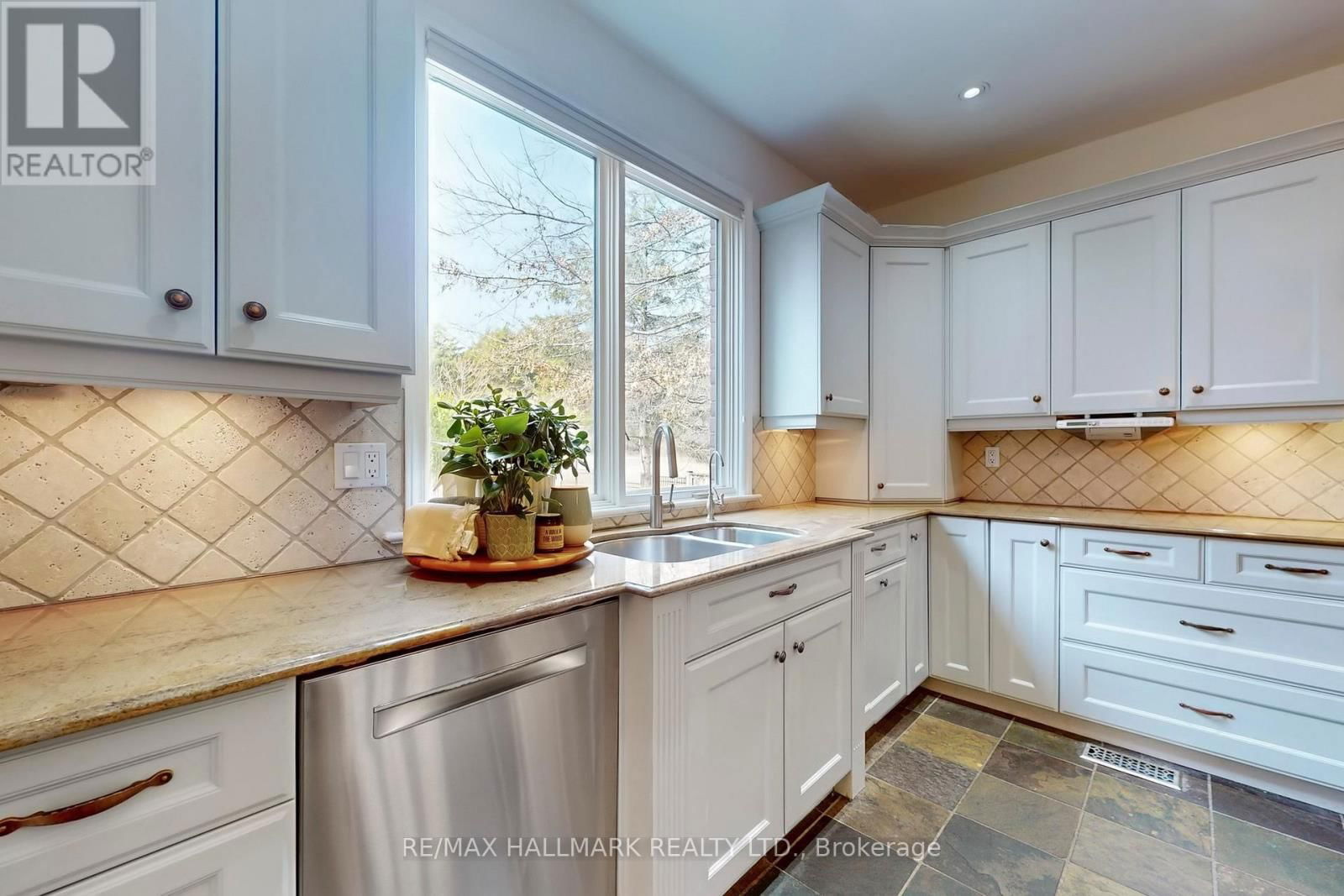 97 MARSH HARBOUR Image 12