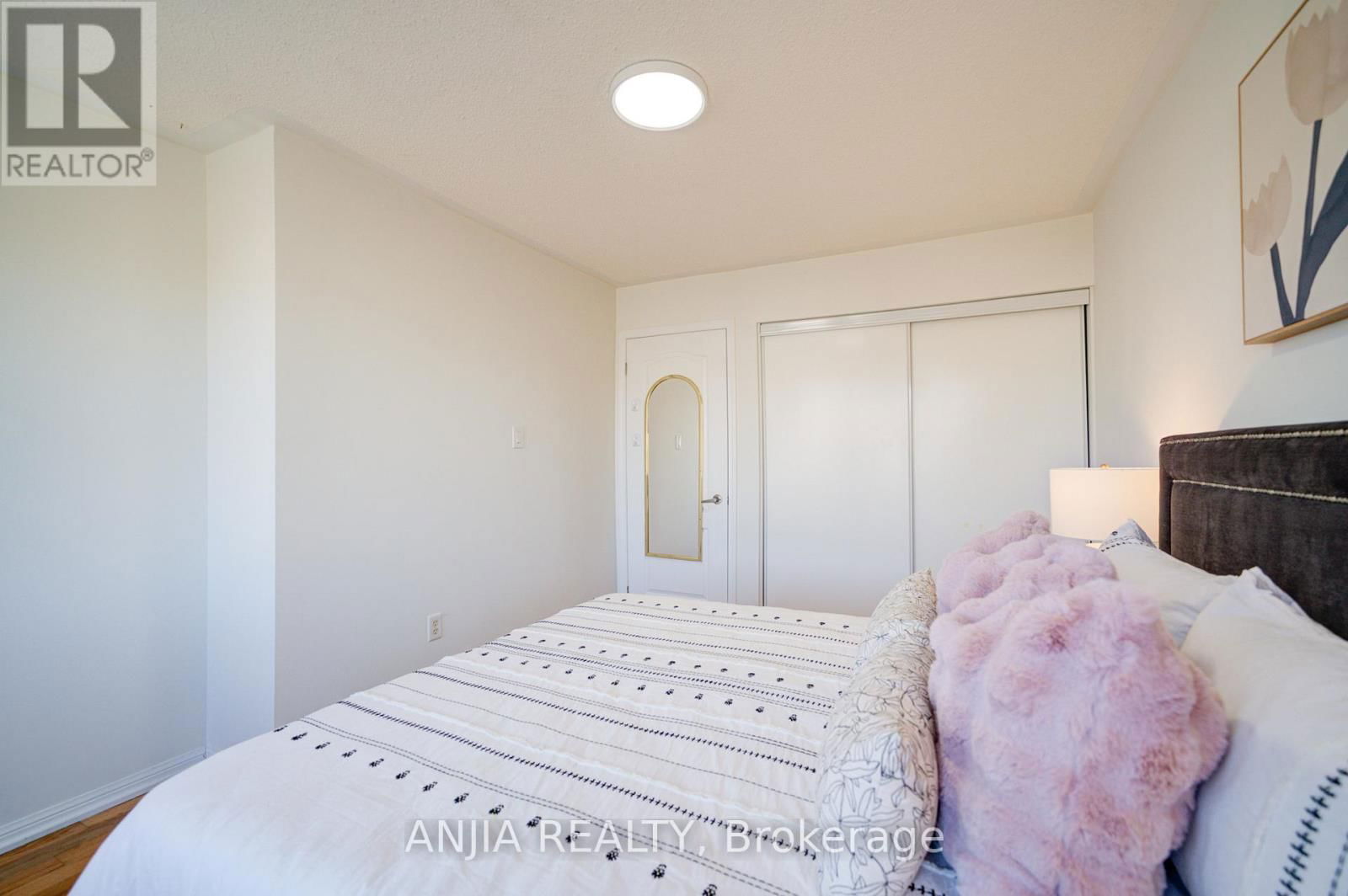 42 GAS LAMP LANE Image 39
