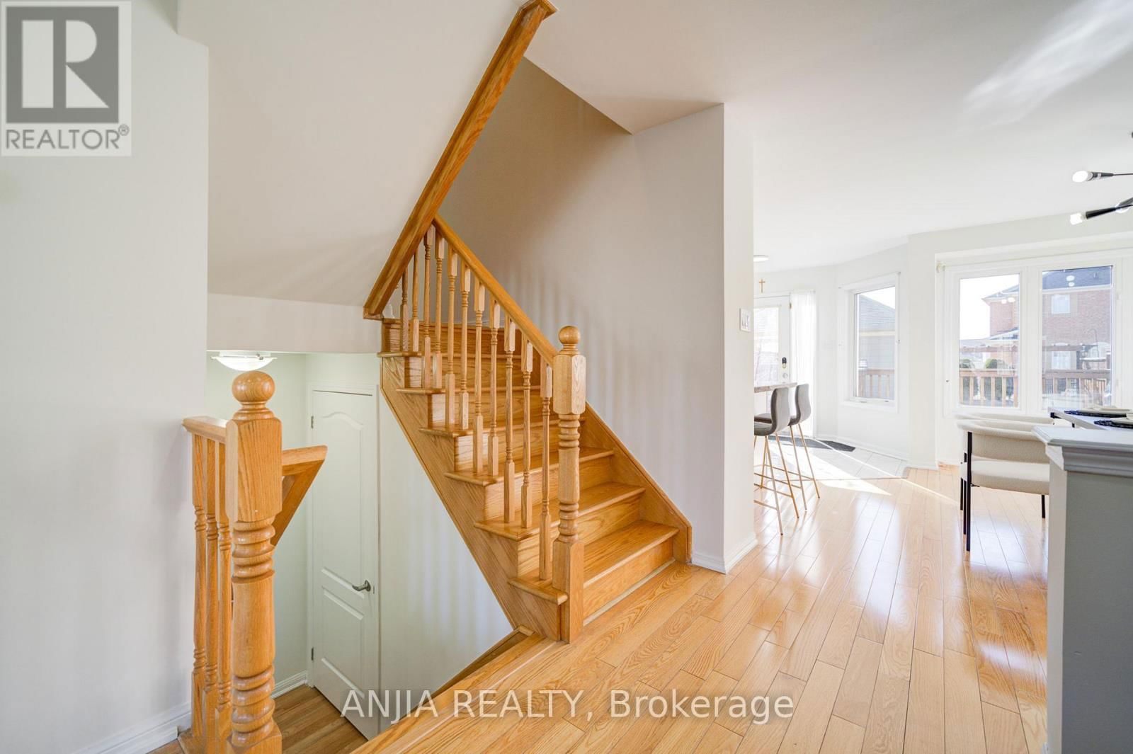 42 GAS LAMP LANE Image 9