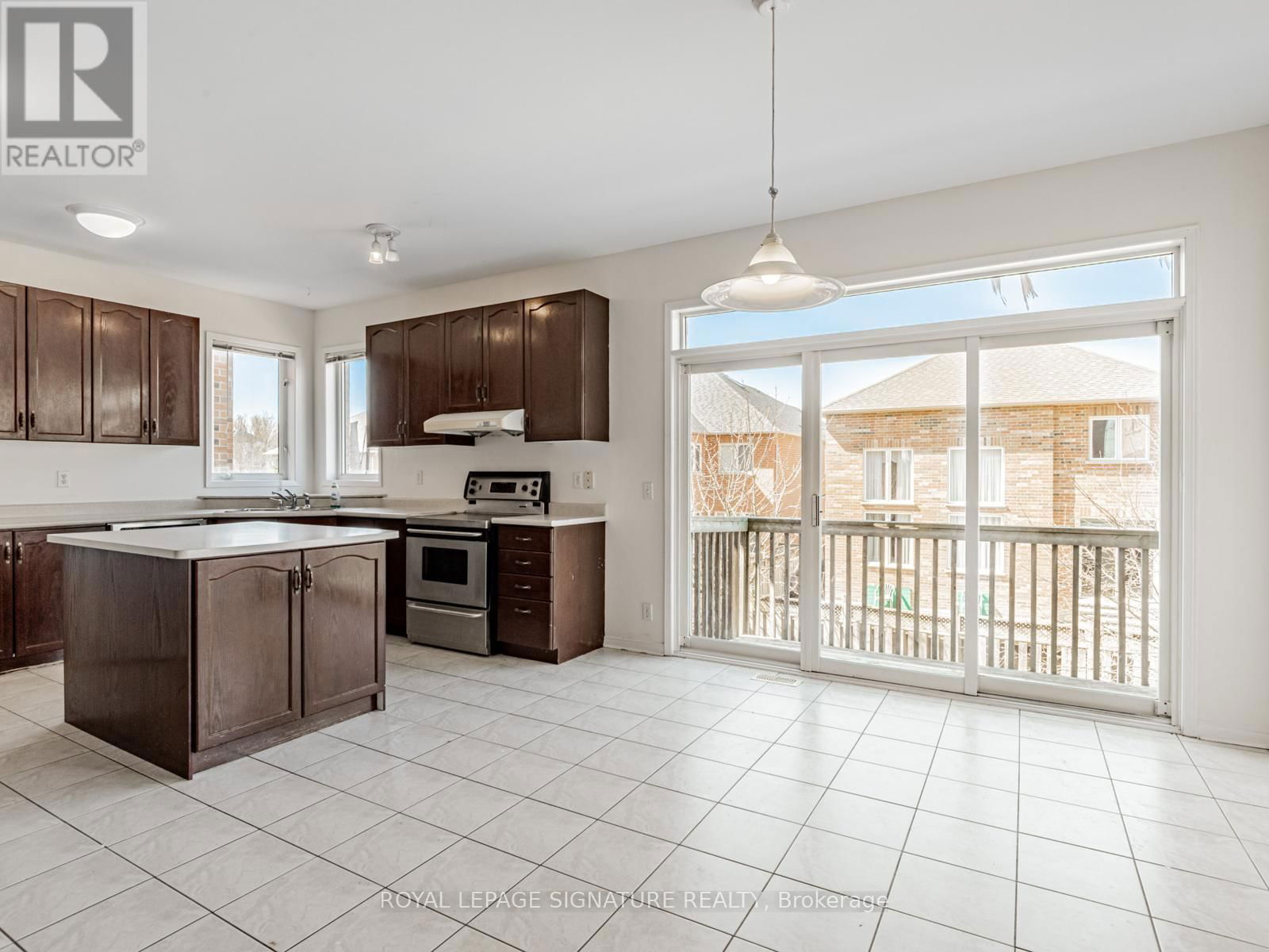 33 BILBERRY CRESCENT Image 12