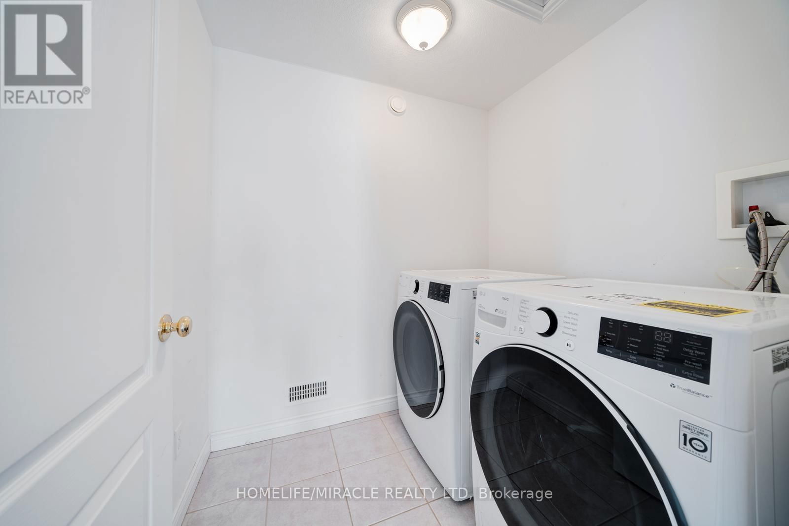 81 SHEPHARD AVENUE Image 16