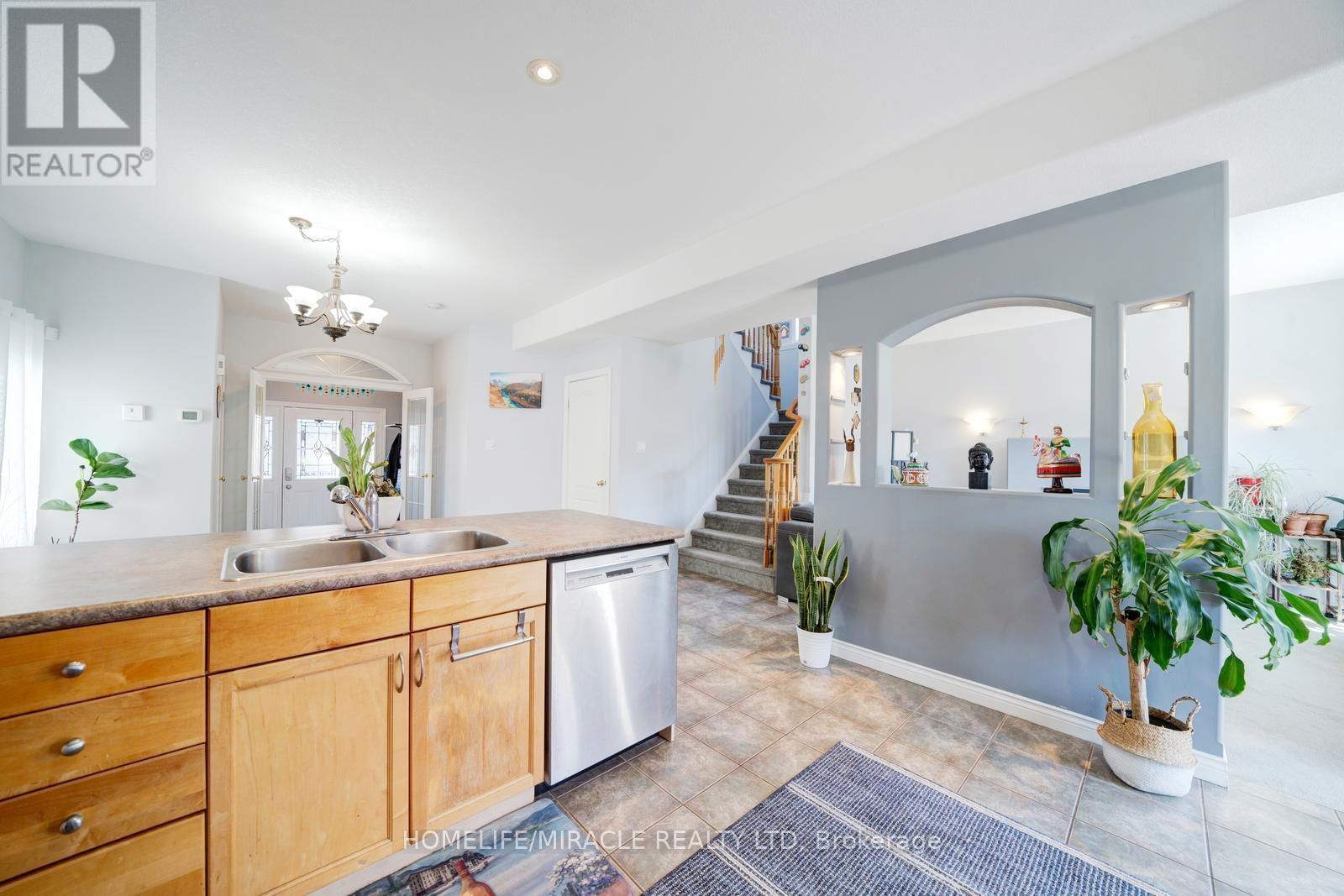 81 SHEPHARD AVENUE Image 24