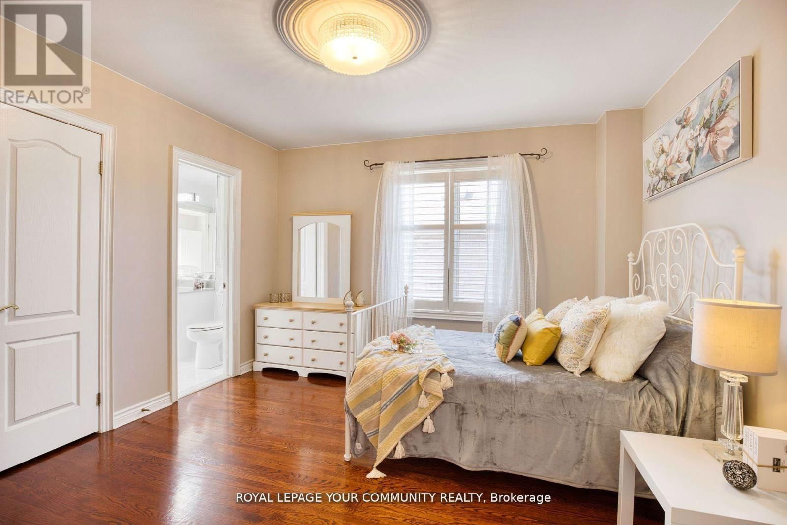 130 GREY ALDER AVENUE Image 23