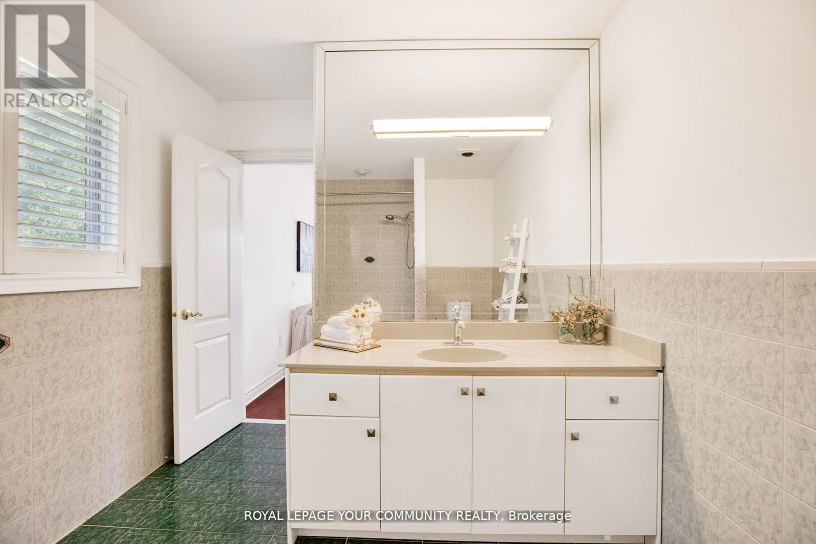 130 GREY ALDER AVENUE Image 27
