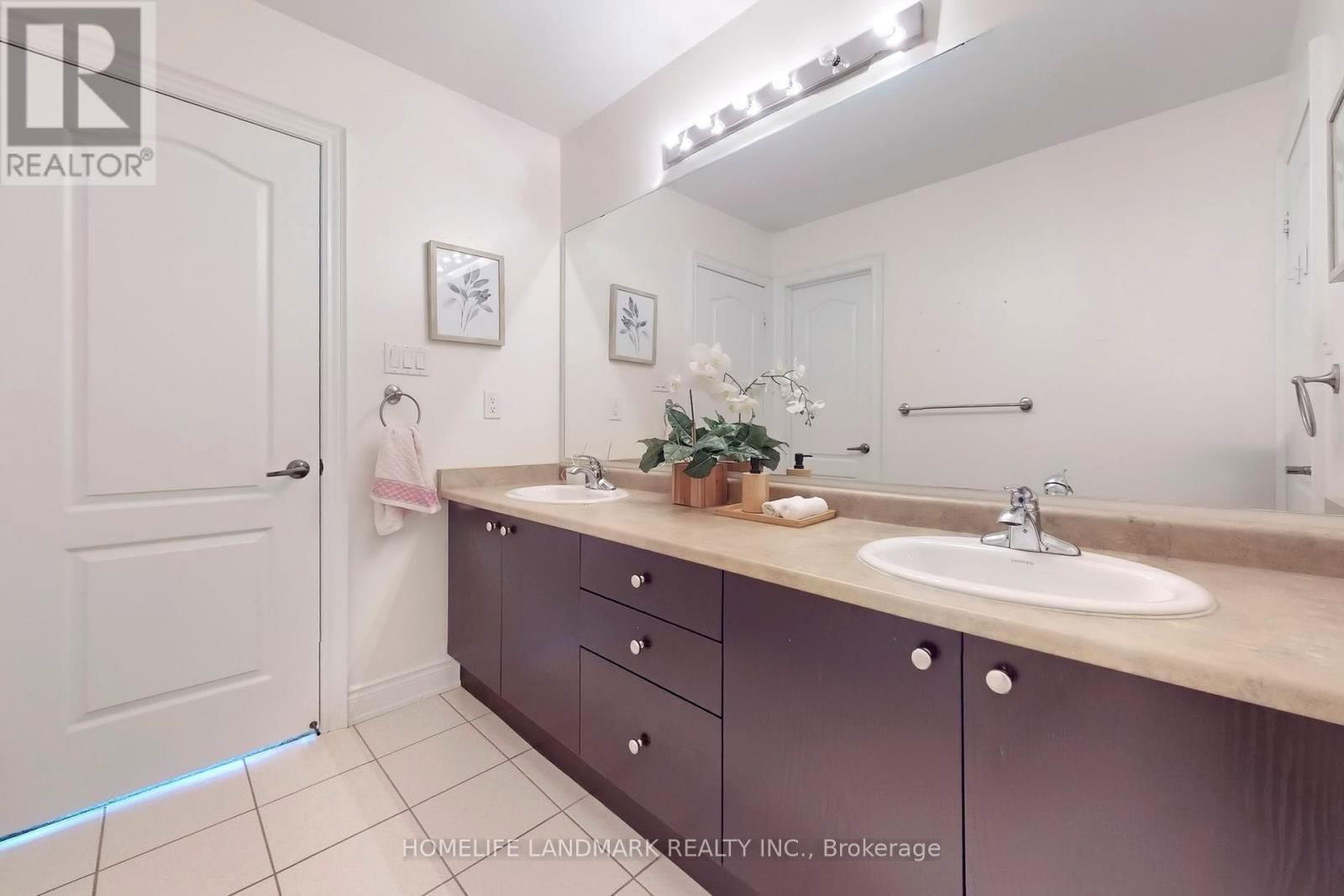 199 JOHN DAVIS GATE Image 32