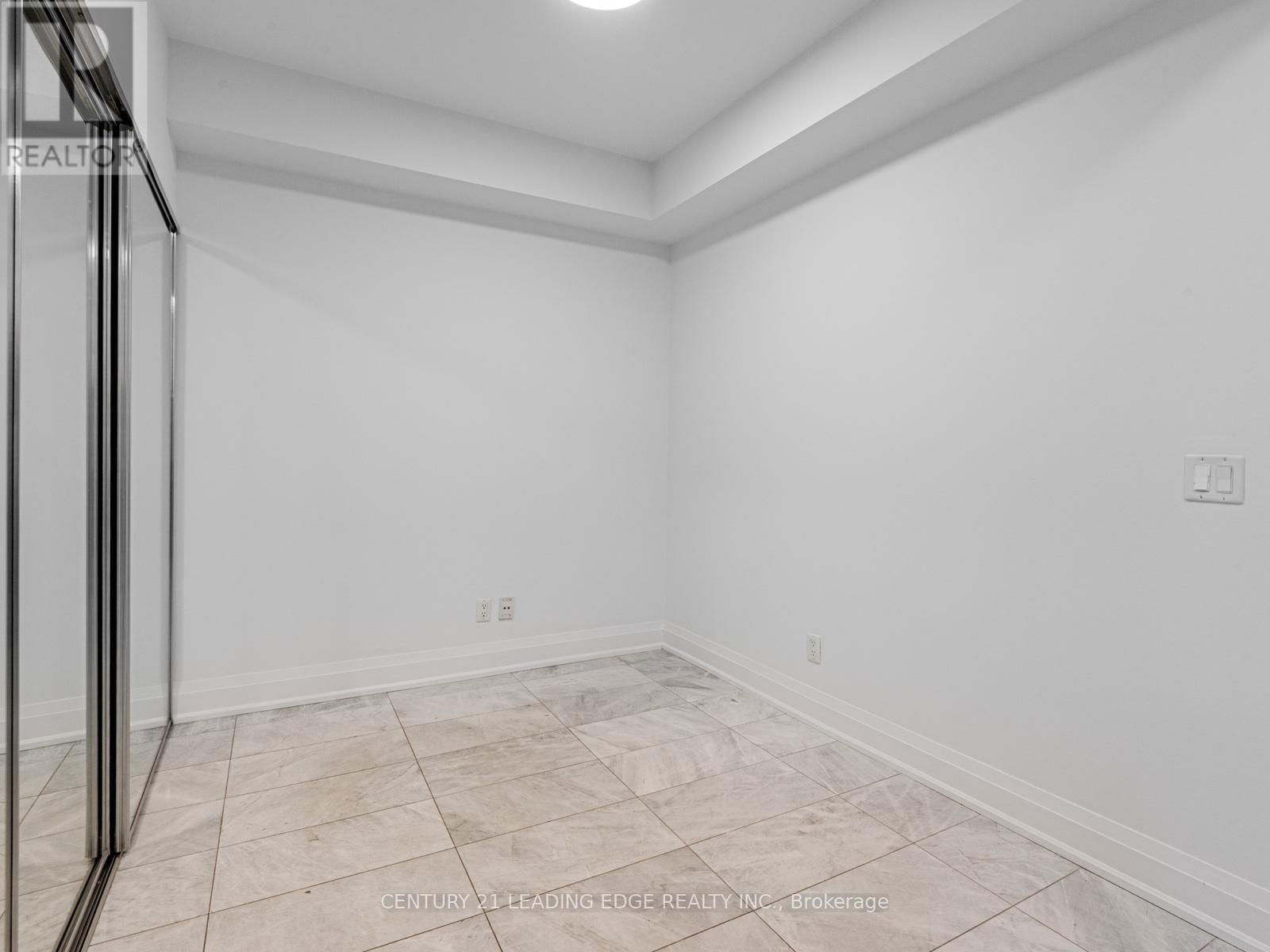 208 - 8302 ISLINGTON AVENUE Image 3