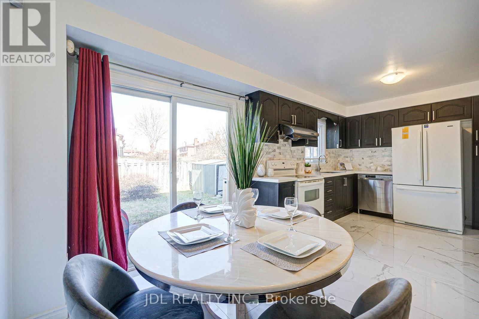 55 BARRINGTON CRESCENT Image 14