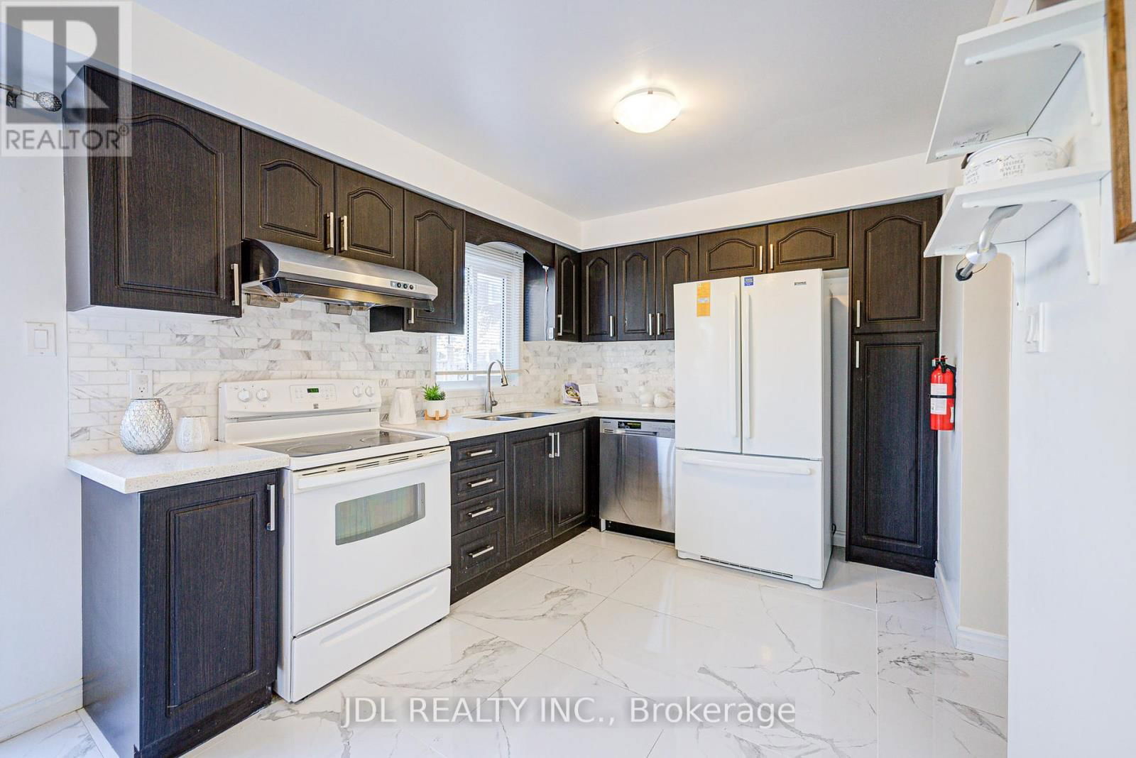 55 BARRINGTON CRESCENT Image 16