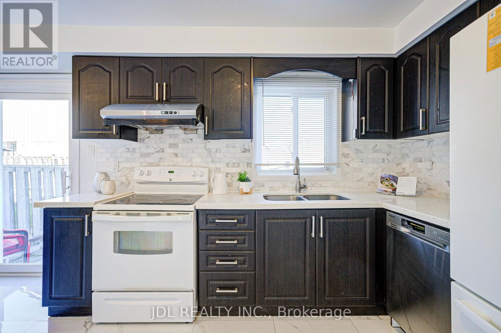 55 BARRINGTON CRESCENT Image 18