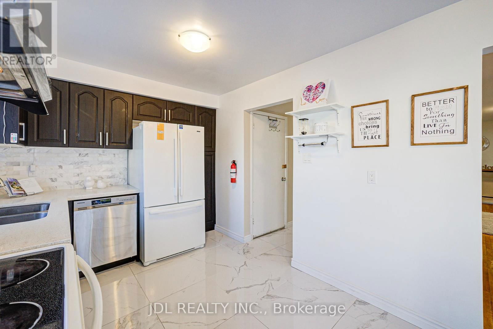 55 BARRINGTON CRESCENT Image 19